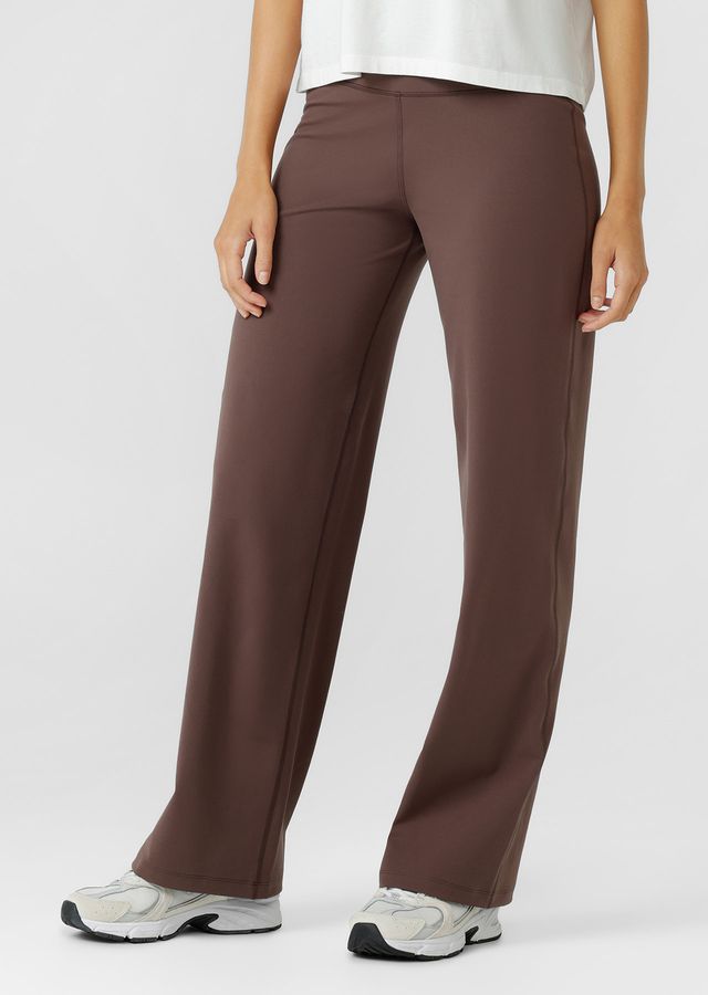 Modern wide‑leg silhouette inspired by the comfort of leggings
Mid to High Rise Soft Fold Waistband
Stabilising Back Elastic for a supportive, non‑restrictive hold
Form‑flattering bootleg shape
Hidden back pocket to keep essentials secure and discreet
Ideal for active living, travel, and everyday wear