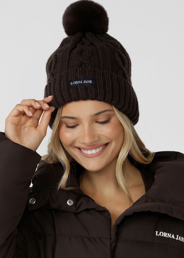 Elevated Cable Knit Design
Cosy Teddy Lining Keeps Your Head & Ears Warm
Snug and Comfortable Fit with Ear Coverage
Premium Woven Logo Patch