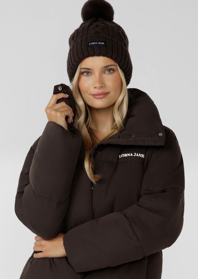 Elevated Cable Knit Design
Cosy Teddy Lining Keeps Your Head & Ears Warm
Snug and Comfortable Fit with Ear Coverage
Premium Woven Logo Patch