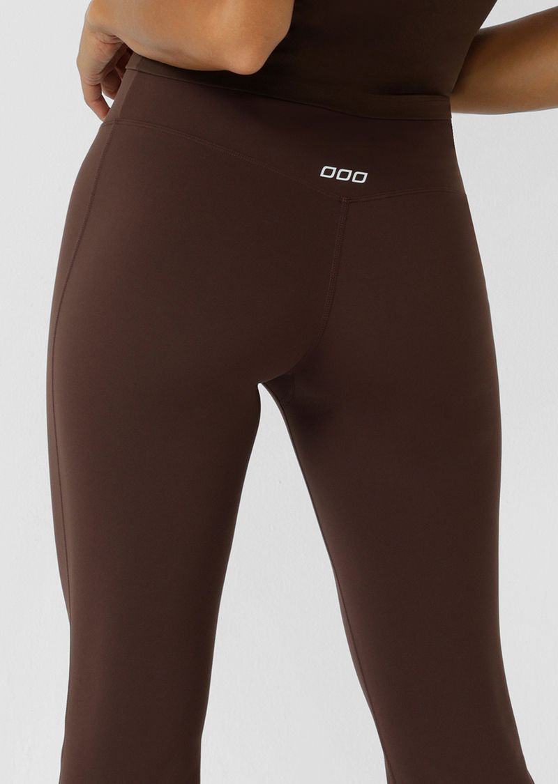 Wear Anywhere Classic Design
Convenient Hidden Waistband Pocket
Easy Wear Bootleg Silhouette
Flattering High Rise Fit