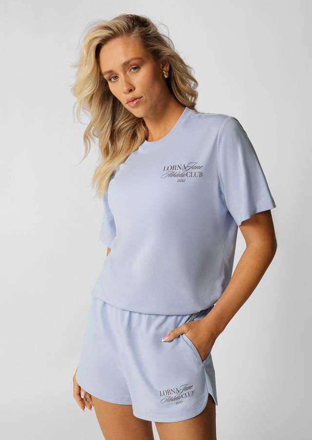 Versatile Active Living Wardrobe Essential
Flattering Relaxed Fit Silhouette
Elastic Waistband with Drawcord Adjustability
Side Pockets to Stash Your Essentials
Limited Edition Logo Print