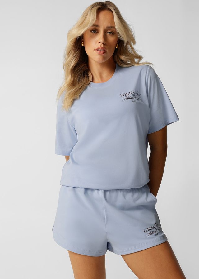 Versatile Active Living Wardrobe Essential
Flattering Relaxed Fit Silhouette
Elastic Waistband with Drawcord Adjustability
Side Pockets to Stash Your Essentials
Limited Edition Logo Print