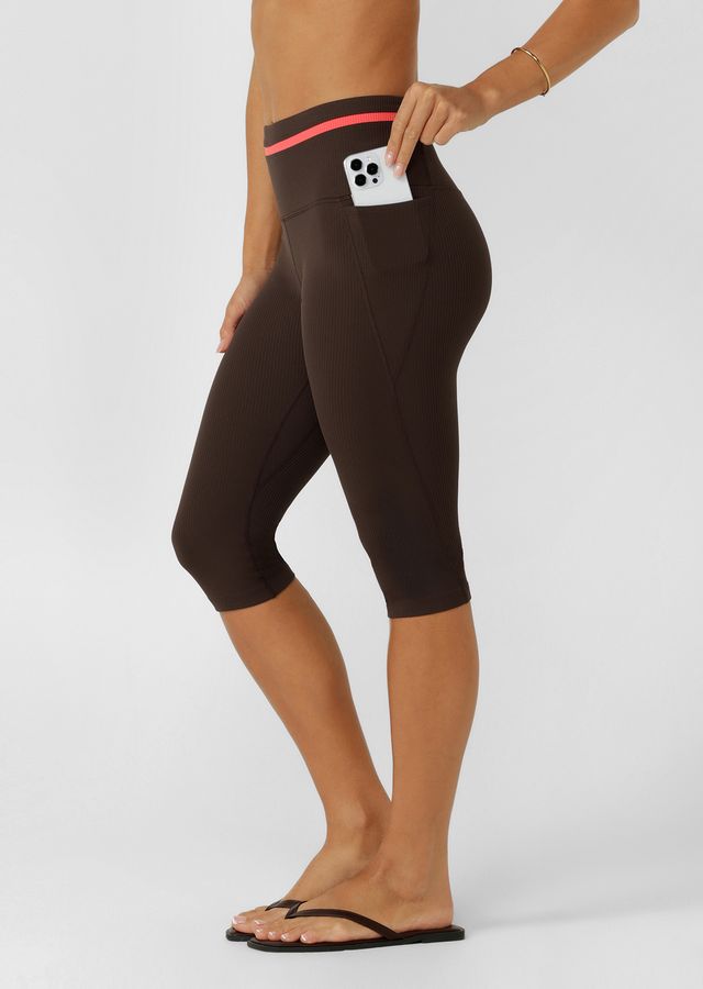 Flattering High Rise Waistband with Stabilising Elastic Edge for No Dig Comfort Without Compromising on Support
Side Pockets to Stash your Essentials
Contrast Panelling for a Retro-Sport Look
Heritage Logo