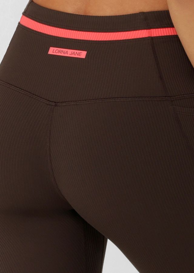 Flattering High Rise Waistband with Stabilising Elastic Edge for No Dig Comfort Without Compromising on Support
Side Pockets to Stash your Essentials
Contrast Panelling for a Retro-Sport Look
Heritage Logo