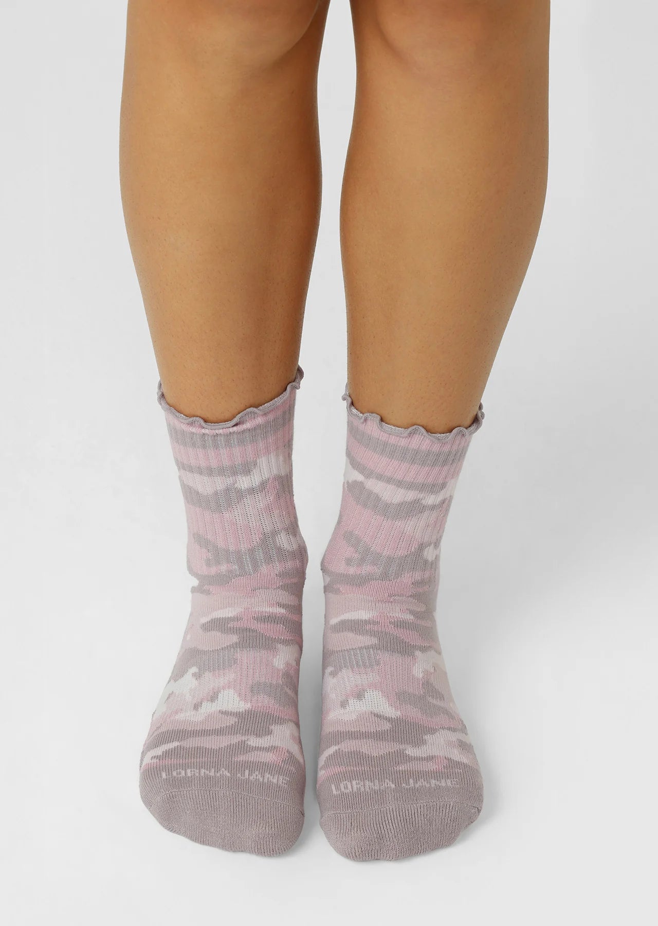 Breathable Cotton Blend
Iconic Non-Slip Design
Strategically Placed Cushioning for Added Comfort
Feminine Frill Edge and Pink Camo Design
Versatile Crew length