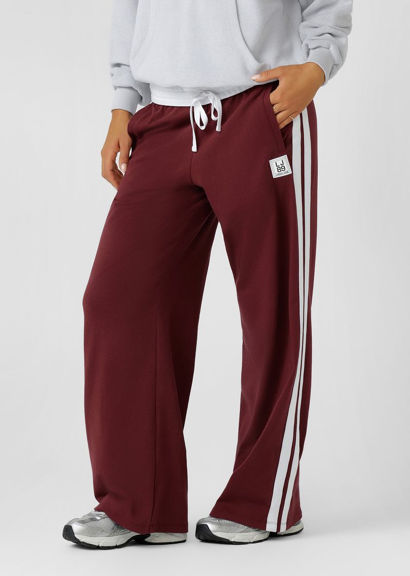 Straight leg silhouette
Mid to low rise fit
Fold over waistband
Drawcord adjustability
Contrast leg taping for a retro sport look
Side pockets
Limited edition badge
