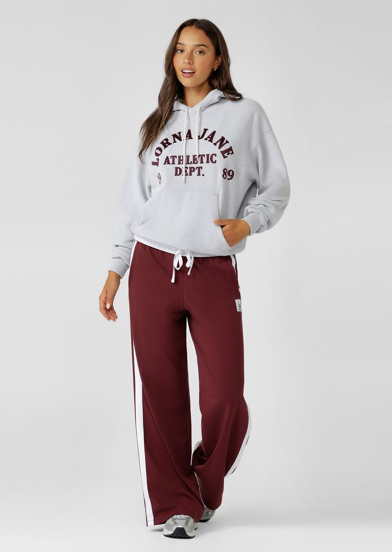 Straight leg silhouette
Mid to low rise fit
Fold over waistband
Drawcord adjustability
Contrast leg taping for a retro sport look
Side pockets
Limited edition badge