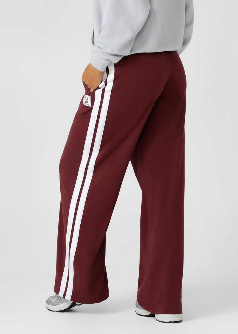Straight leg silhouette
Mid to low rise fit
Fold over waistband
Drawcord adjustability
Contrast leg taping for a retro sport look
Side pockets
Limited edition badge