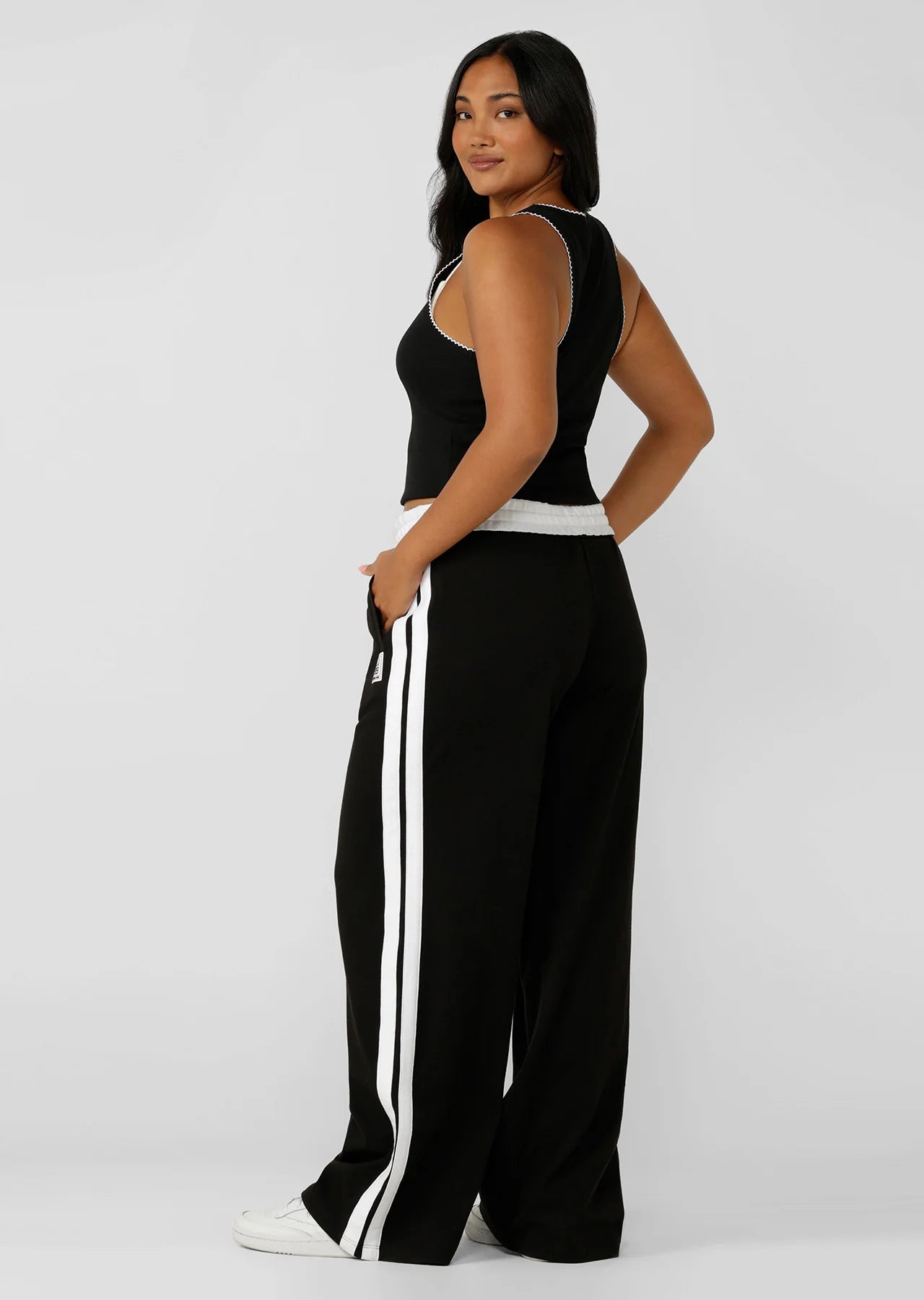 Drawcord Adjustability
Wear it Your Way - Fold-Over Waistband
Side Pockets to Stash your Essentials
Mid to Low Rise Silhouette with Contrast Taping for a Retro Sport Look