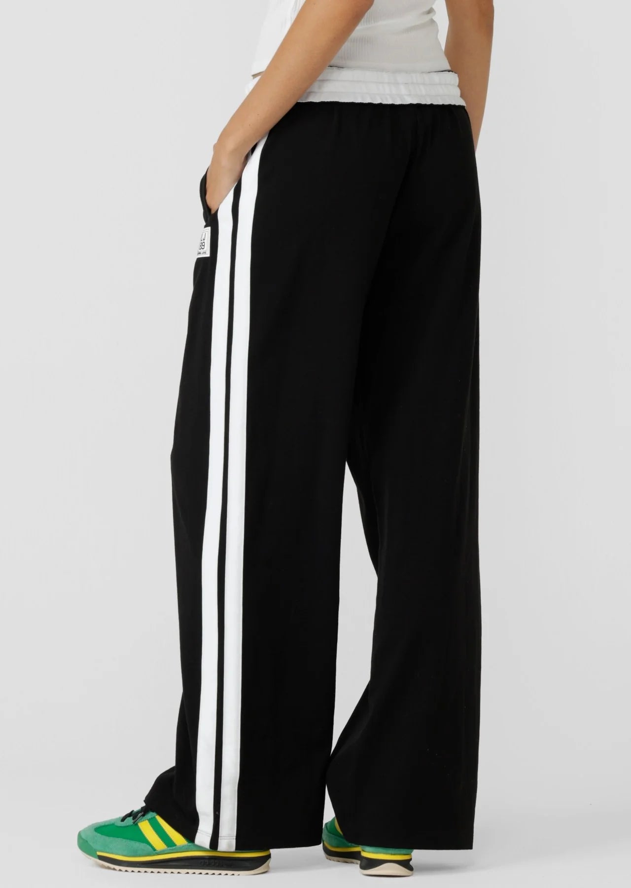 Straight leg silhouette
Mid to low rise fit
Fold over waistband
Drawcord adjustability
Contrast leg taping for a retro sport look
Side pockets
Limited edition badge