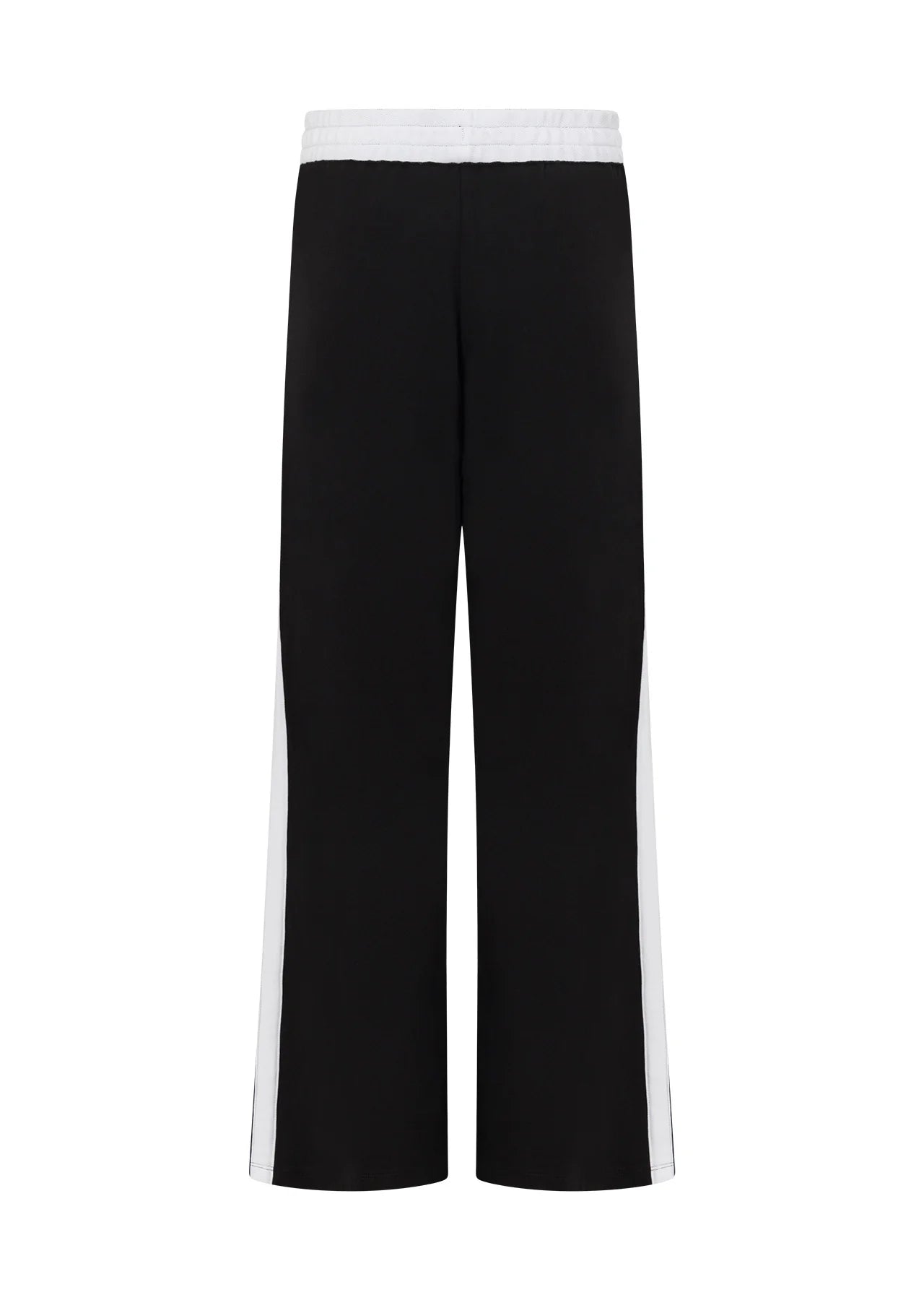 Drawcord Adjustability
Wear it Your Way - Fold-Over Waistband
Side Pockets to Stash your Essentials
Mid to Low Rise Silhouette with Contrast Taping for a Retro Sport Look