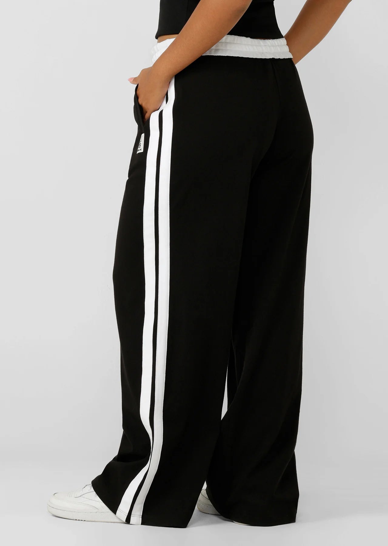 Drawcord Adjustability
Wear it Your Way - Fold-Over Waistband
Side Pockets to Stash your Essentials
Mid to Low Rise Silhouette with Contrast Taping for a Retro Sport Look