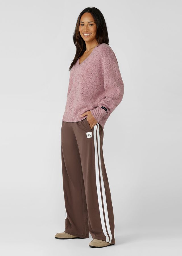 Straight leg silhouette
Mid to low rise fit
Fold over waistband
Drawcord adjustability
Contrast leg taping for a retro sport look
Side pockets