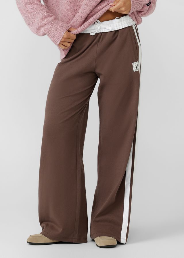 Straight leg silhouette
Mid to low rise fit
Fold over waistband
Drawcord adjustability
Contrast leg taping for a retro sport look
Side pockets