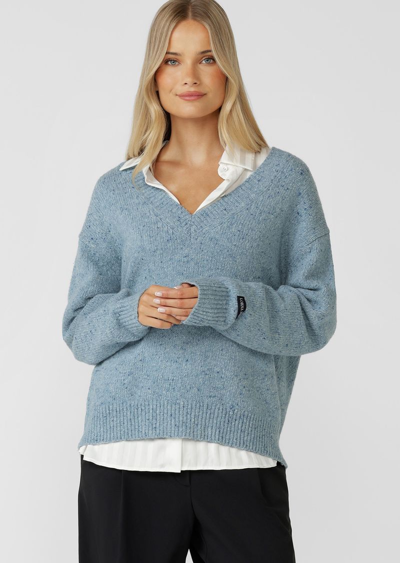 Elevated Transseasonal Layering Piece
Flattering Relaxed Fit V-Neck Silhouette
Premium True Knit Wool Blend Fabrication in an Elevated Marl Look
Classic Ribbed Cuffs and Hemline
Elevated Woven Logo Patch