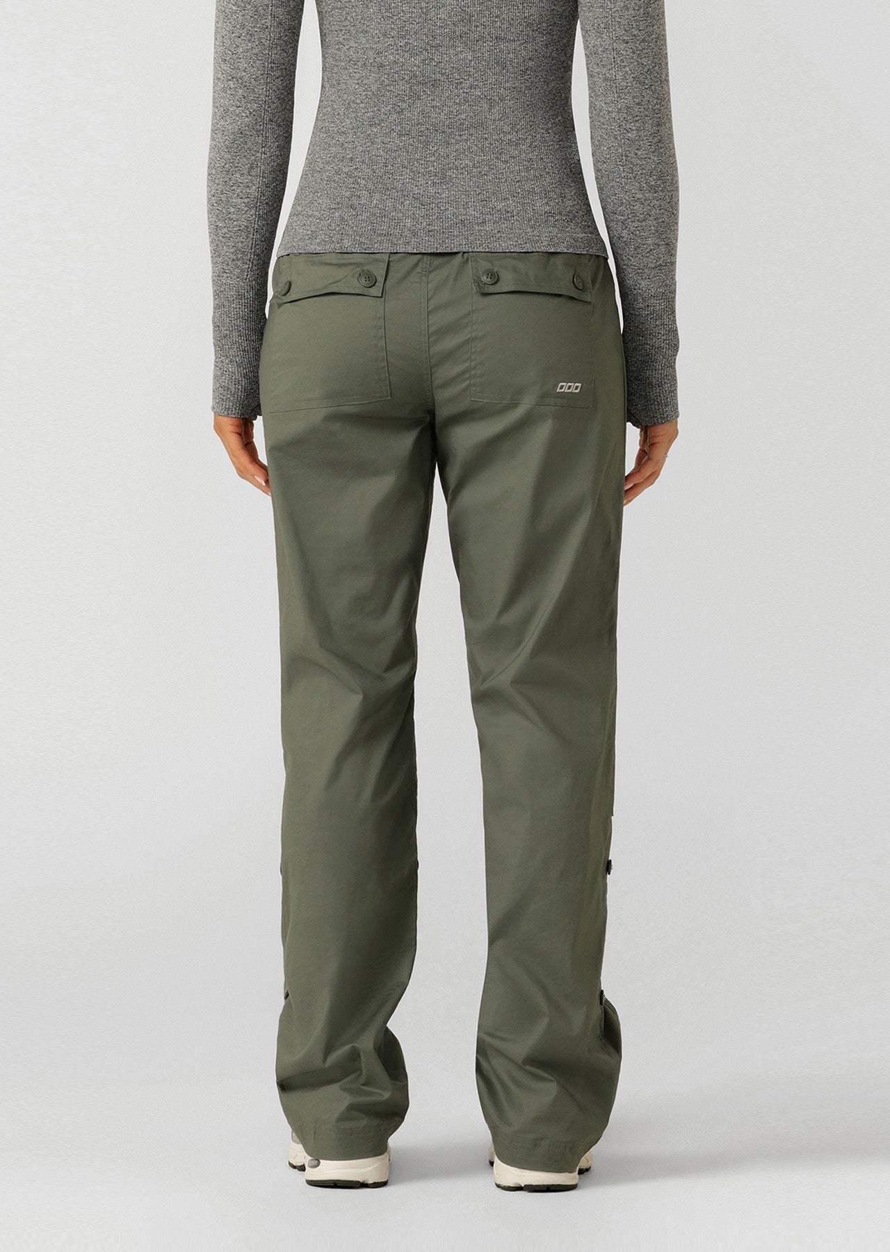 Designed to move with you, these loose-fit woven pants are an LJ classic! Super versatile and very comfortable, you will love the internal tabs on the legs with buttons allowing you to tailor the length. This style is ideal for travelling and everyday wear.