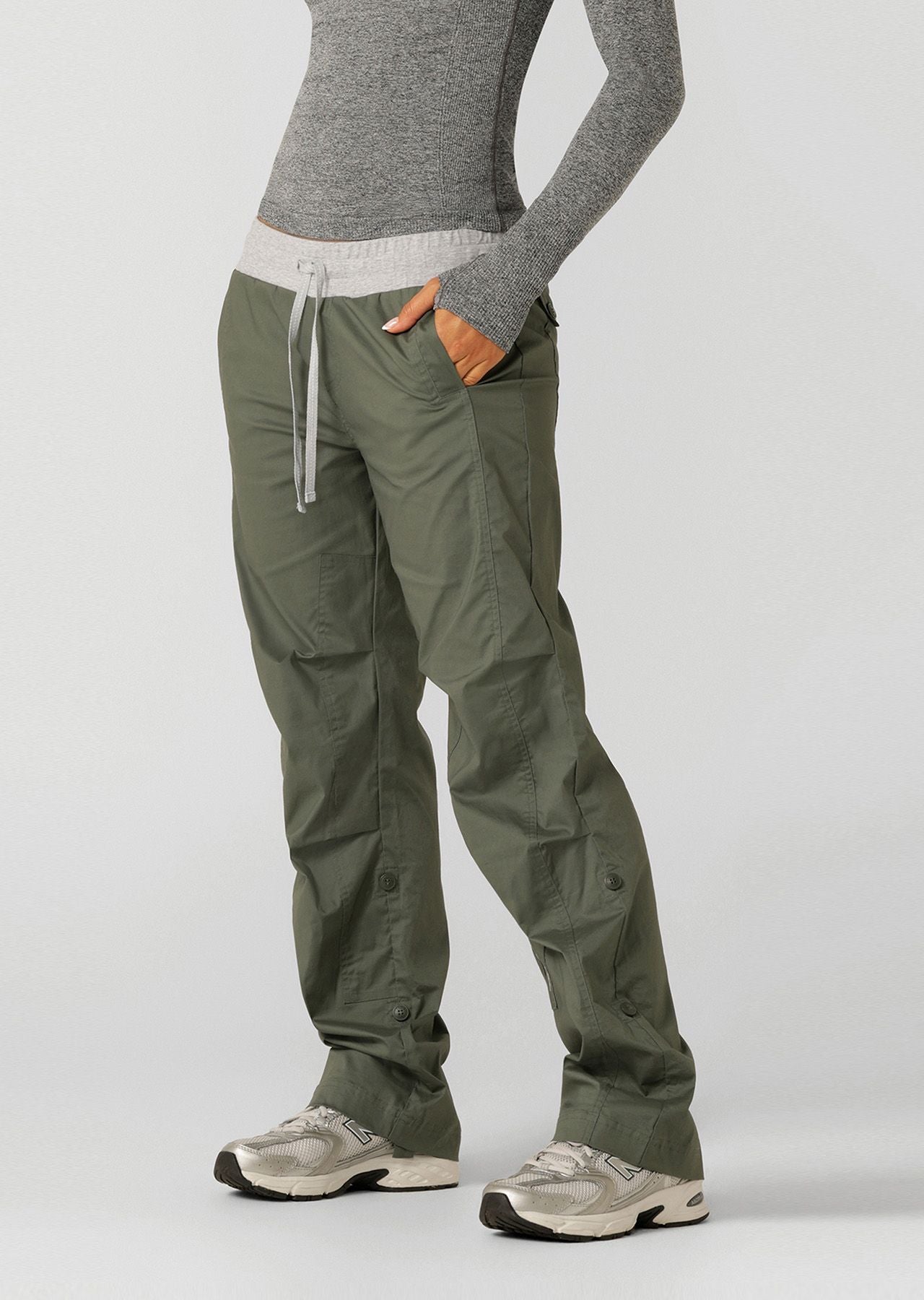 Designed to move with you, these loose-fit woven pants are an LJ classic! Super versatile and very comfortable, you will love the internal tabs on the legs with buttons allowing you to tailor the length. This style is ideal for travelling and everyday wear.
