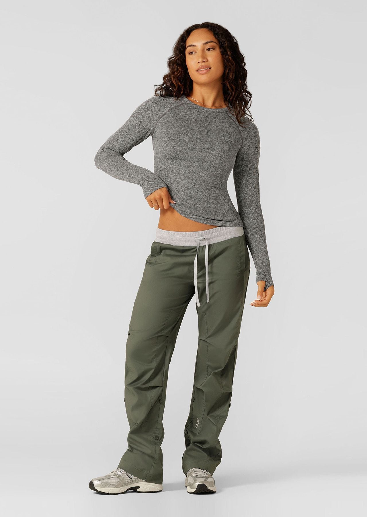 Designed to move with you, these loose-fit woven pants are an LJ classic! Super versatile and very comfortable, you will love the internal tabs on the legs with buttons allowing you to tailor the length. This style is ideal for travelling and everyday wear.