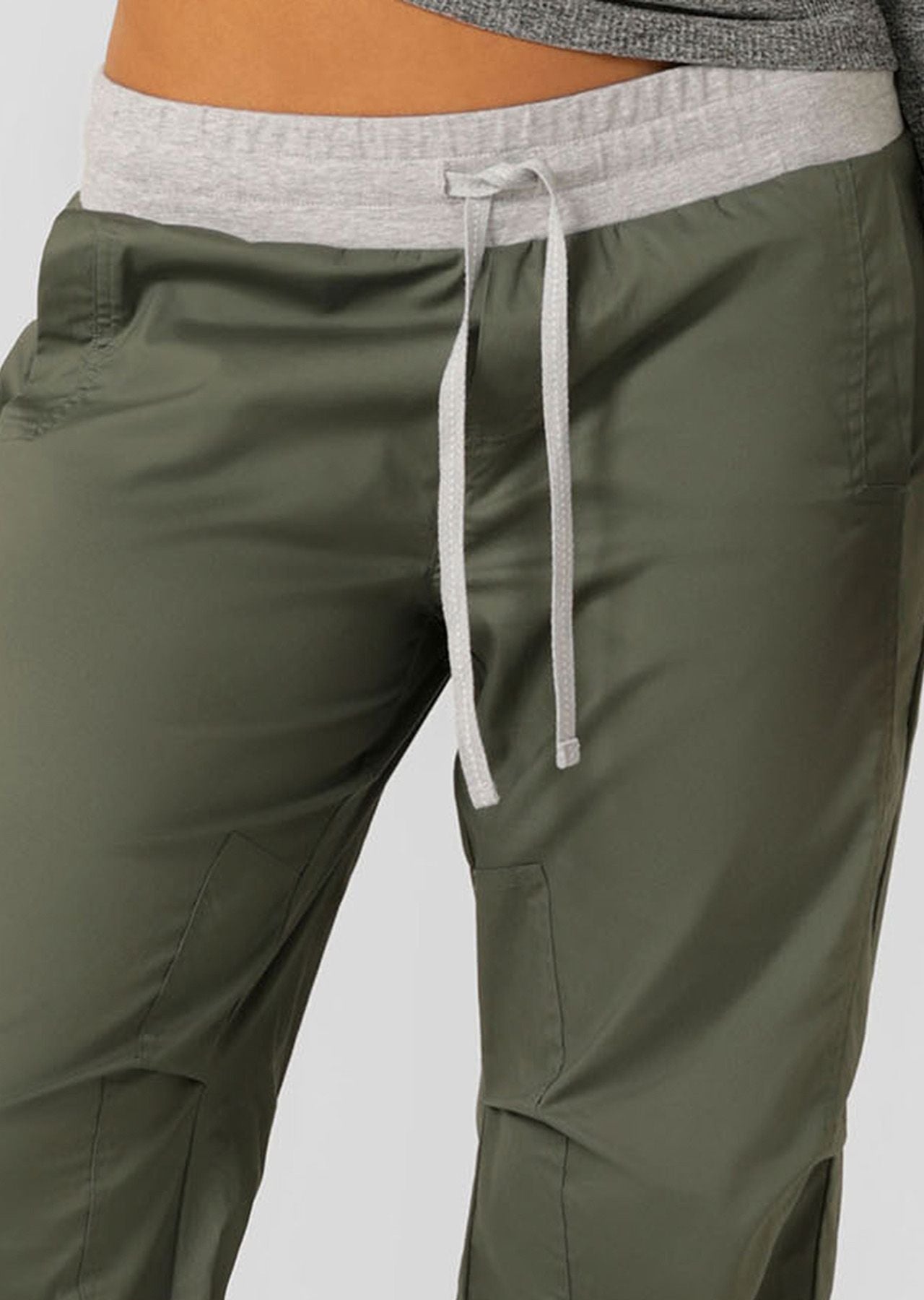 Designed to move with you, these loose-fit woven pants are an LJ classic! Super versatile and very comfortable, you will love the internal tabs on the legs with buttons allowing you to tailor the length. This style is ideal for travelling and everyday wear.