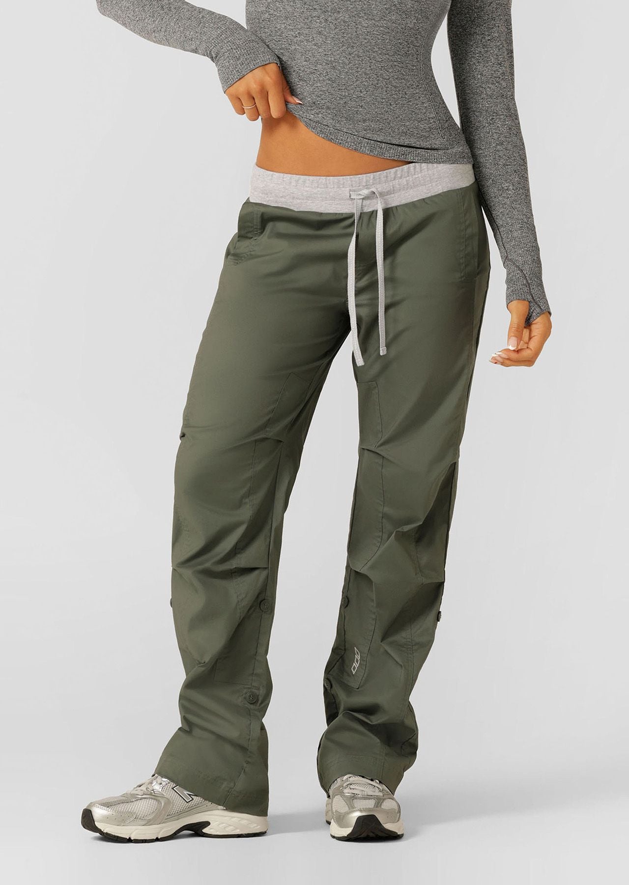 Designed to move with you, these loose-fit woven pants are an LJ classic! Super versatile and very comfortable, you will love the internal tabs on the legs with buttons allowing you to tailor the length. This style is ideal for travelling and everyday wear.