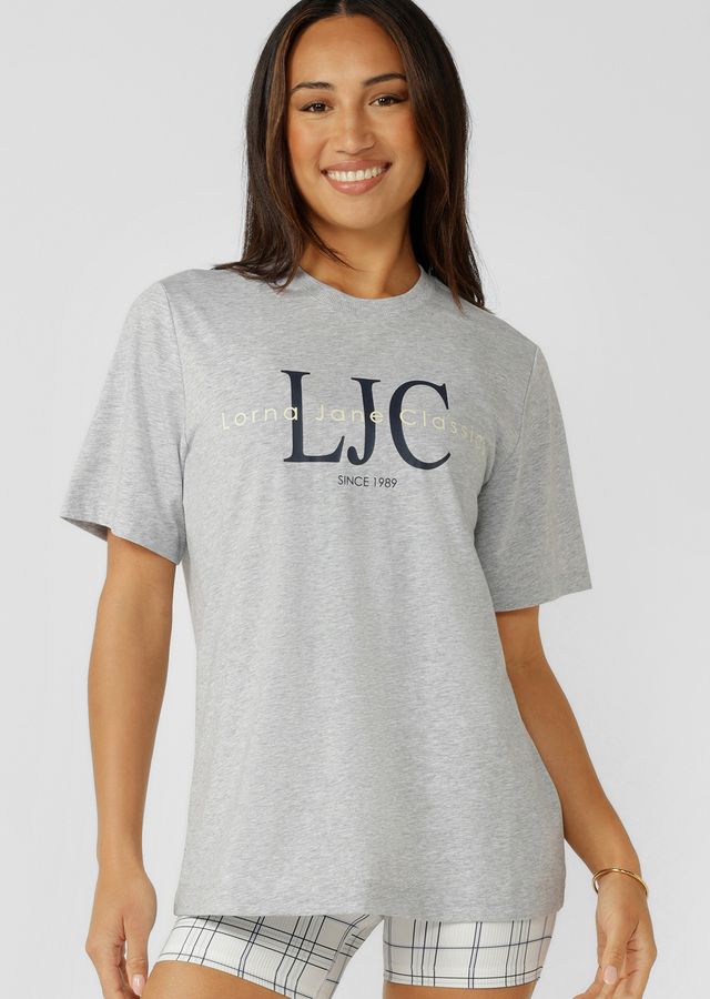 Versatile Active Living Wardrobe Essential
Relaxed Fit
Versatile Logo Print
Breathable Lightweight Cotton Blend Fabric
Classic Crew Rib Neckline