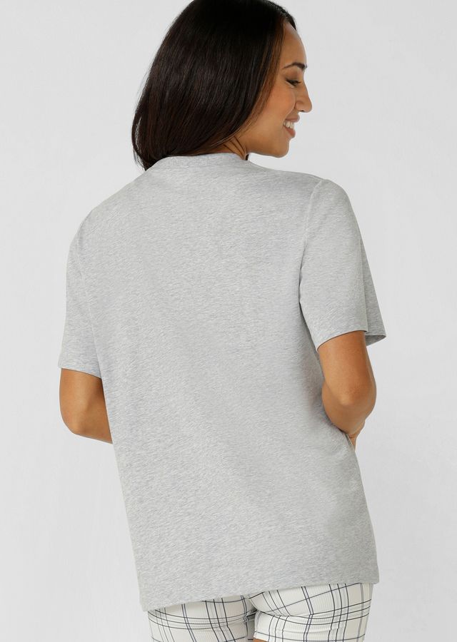 Versatile Active Living Wardrobe Essential
Relaxed Fit
Versatile Logo Print
Breathable Lightweight Cotton Blend Fabric
Classic Crew Rib Neckline