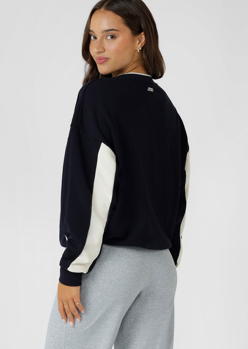 Oversized Layering Piece
Premium Soft Transseasonal Cotton Blend Terry Fabrication
Tipped Ribbed Crew Neckline
Colour Blocked Panelling for a Retro Sport Look
Limited Edition Embroidered Logo