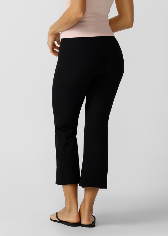 Flattering High Rise Waistband with Active Core Stability™
Flattering Cropper Bootleg Silhouette
Secret Back Pocket to Stash Your Essentials
Rubber Logo Bage
