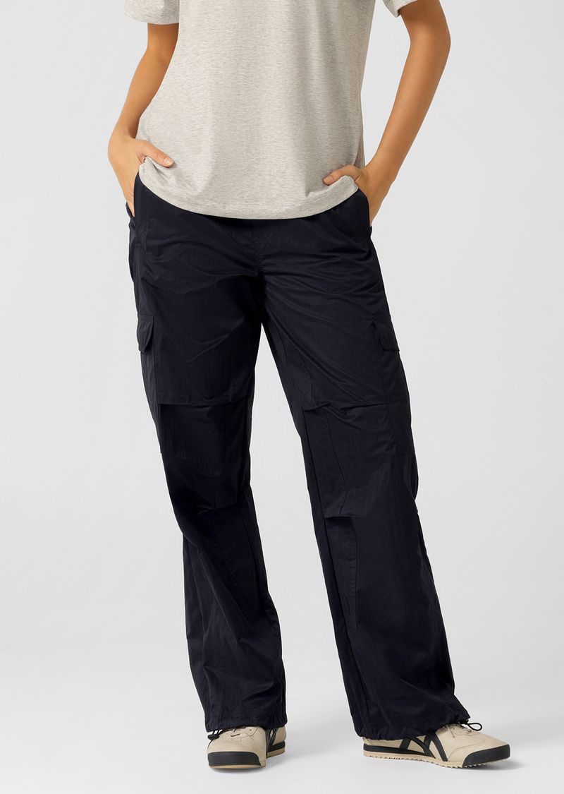 Elasticated Waistband with Drawcord Adjustability
Flattering Relaxed Fit Silhouette, Inspired by Our Iconic Flashdance Pants
Wear it your Way - Hidden Drawcord for Adjustable Hem
6 Pocket Design to Stash Your Essentials
Iconic Logo Embroidery