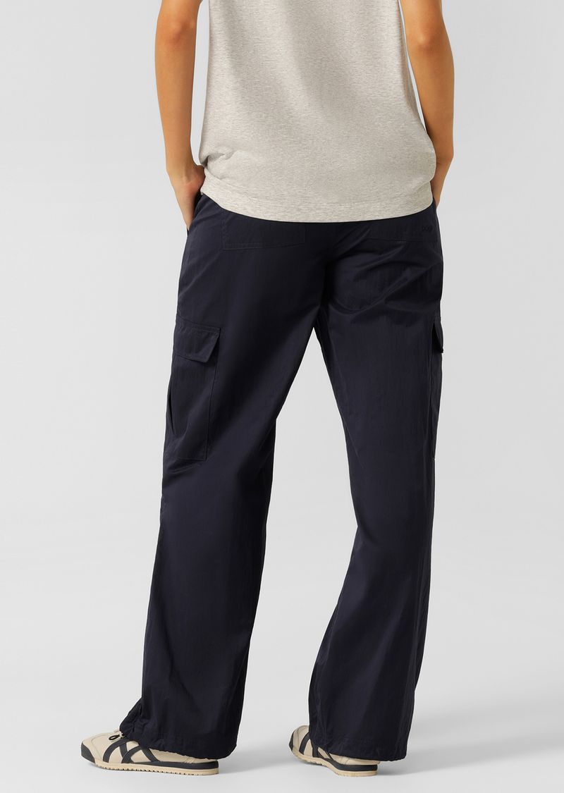 Elasticated Waistband with Drawcord Adjustability
Flattering Relaxed Fit Silhouette, Inspired by Our Iconic Flashdance Pants
Wear it your Way - Hidden Drawcord for Adjustable Hem
6 Pocket Design to Stash Your Essentials
Iconic Logo Embroidery