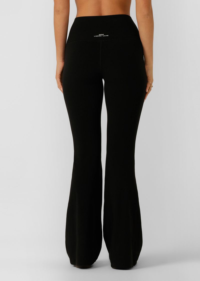 Wear anywhere classic design
Comfortable soft fold waistband
Form flattering bootleg silhouette
Made from our Bliss Fabric; unbelievably soft and flexible
Heritage Logo