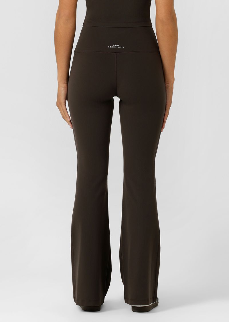 Wear anywhere classic design
Comfortable soft fold waistband
Form flattering bootleg silhouette
Made from Bliss Fabric; unbelievably soft and flexible
Heritage Logo