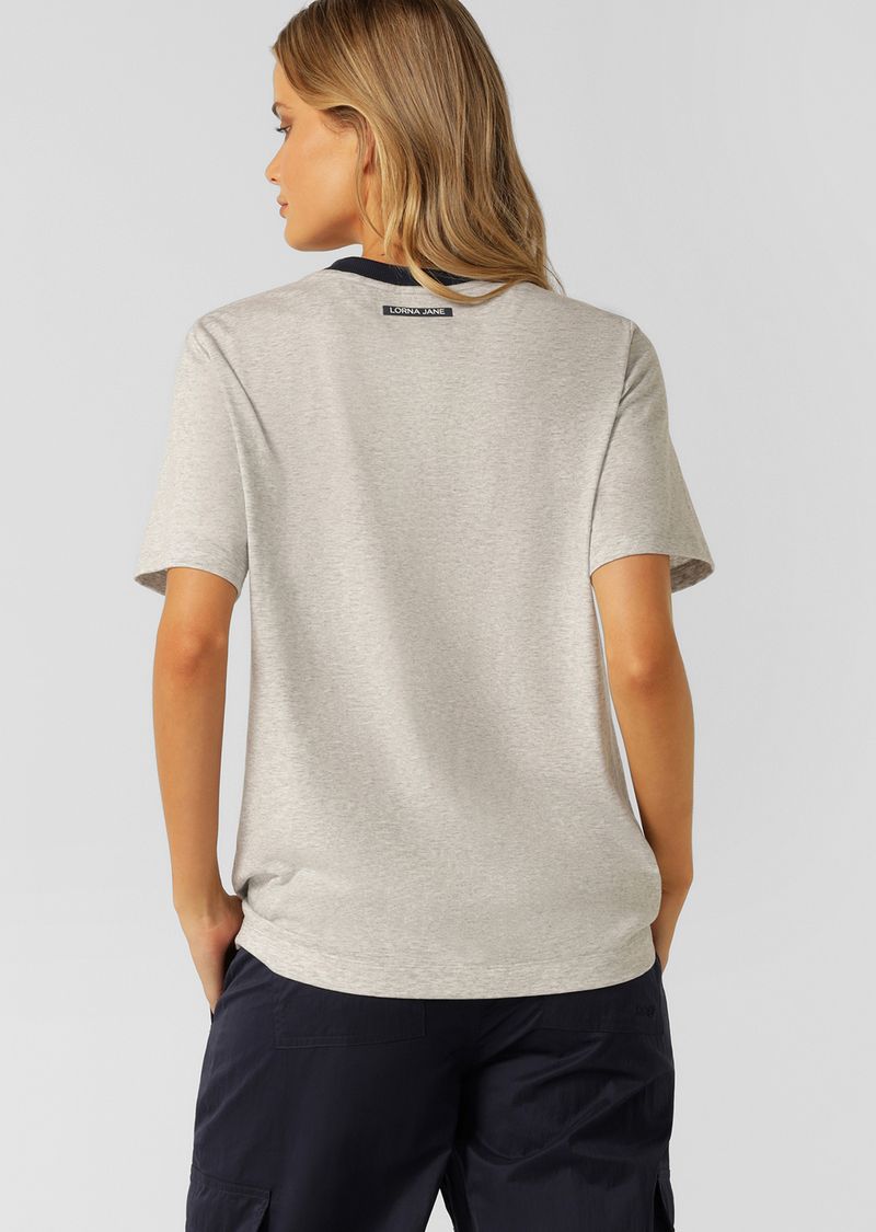 Versatile Wear Anywhere Classic Design
Relaxed Fit Silhouette
Exclusive Boucle Logo Design at Front and LJ Rubber Log Badge at Back
Retro Sport Inspired Contrast Rib Crew Neckline
Premium Cotton Blend Fabric