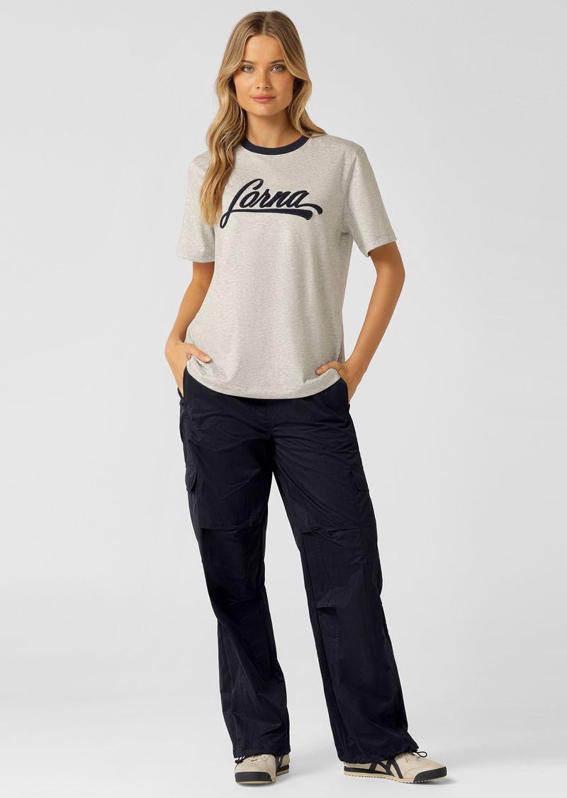 Versatile Wear Anywhere Classic Design
Relaxed Fit Silhouette
Exclusive Boucle Logo Design at Front and LJ Rubber Log Badge at Back
Retro Sport Inspired Contrast Rib Crew Neckline
Premium Cotton Blend Fabric