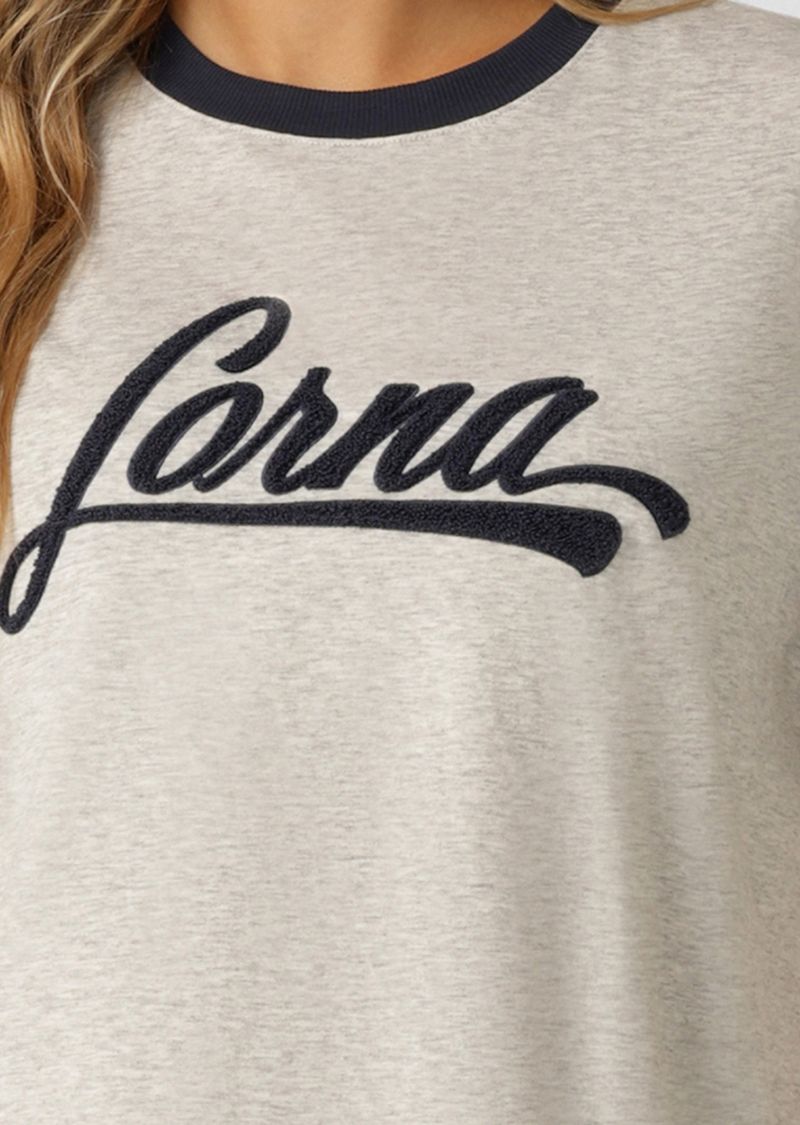 Versatile Wear Anywhere Classic Design
Relaxed Fit Silhouette
Exclusive Boucle Logo Design at Front and LJ Rubber Log Badge at Back
Retro Sport Inspired Contrast Rib Crew Neckline
Premium Cotton Blend Fabric