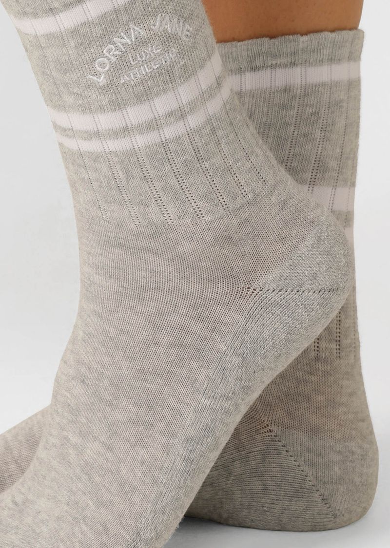 Breathable cotton blend fabrication
Twin stripe design for an elevated sporty look
Versatile Quarter Crew Length