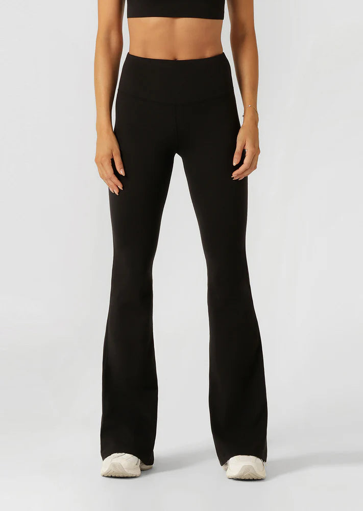 Wear Anywhere Classic Design
Convenient Hidden Waistband Pocket
Easy Wear Bootleg Silhouette
Flattering High Rise Fit