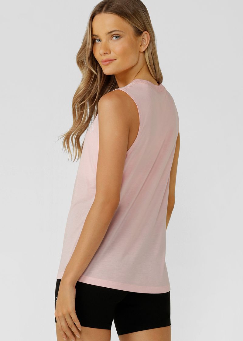 Lightweight Layering Wardrobe Essential
Relaxed Long Line Silhouette
Heritage Embroidered Logo