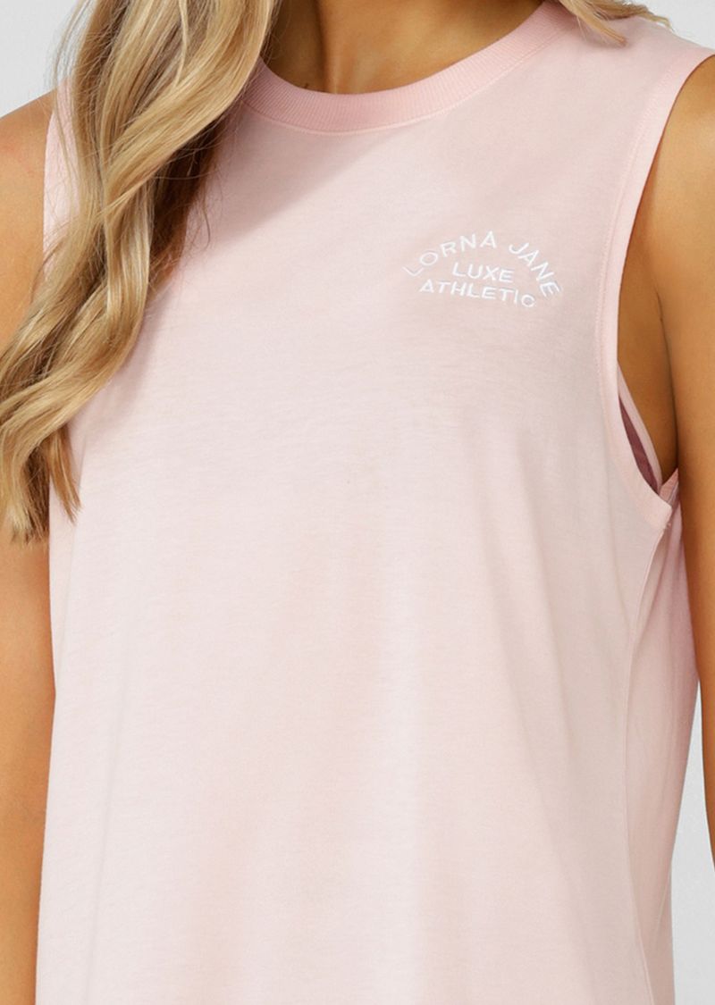 Lightweight Layering Wardrobe Essential
Relaxed Long Line Silhouette
Heritage Embroidered Logo