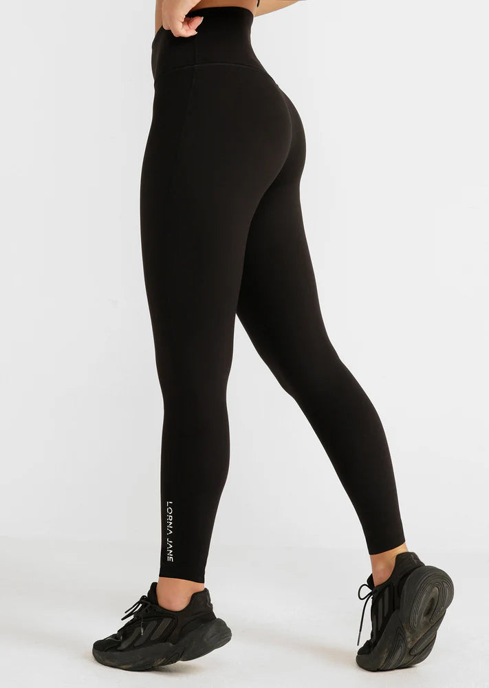 No Inside Leg Seam to ensure friction-free movement
Secret Back Pocket to Stash Your Phone
Flattering High Rise Fit