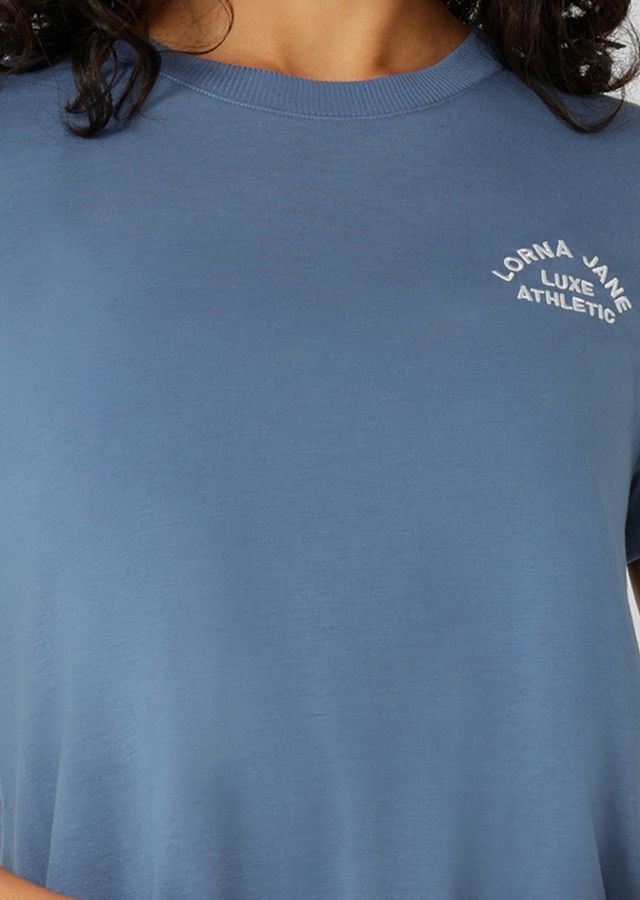 Lightweight Layering Wardrobe Essential
Classic Long Line Silhouette
Heritage Embroidered Logo