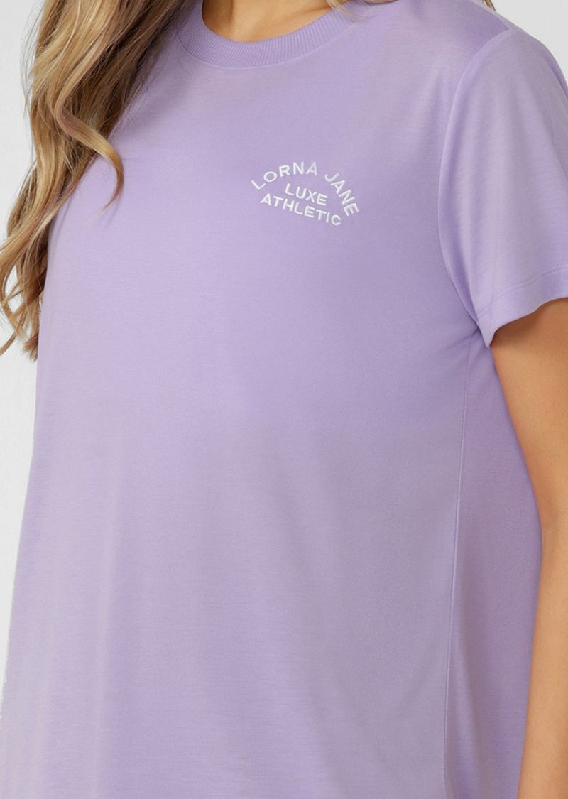 Lightweight Layering Wardrobe Essential
Classic Long Line Silhouette
Heritage Embroidered Logo