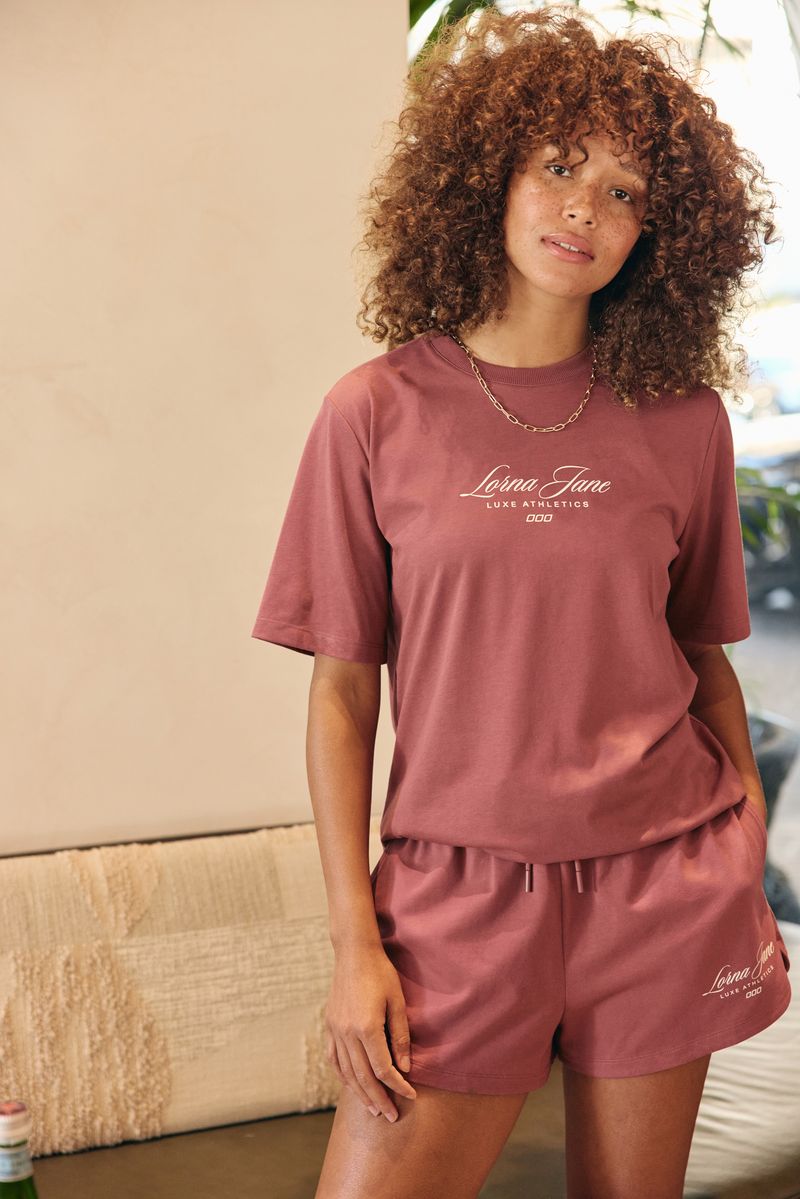 Versatile Active Living Wardrobe Essential
Flattering Relaxed Fit Silhouette
Elastic Waistband with Drawcord Adjustability
Side Pockets to Stash Your Essentials
Subtle Logo Print