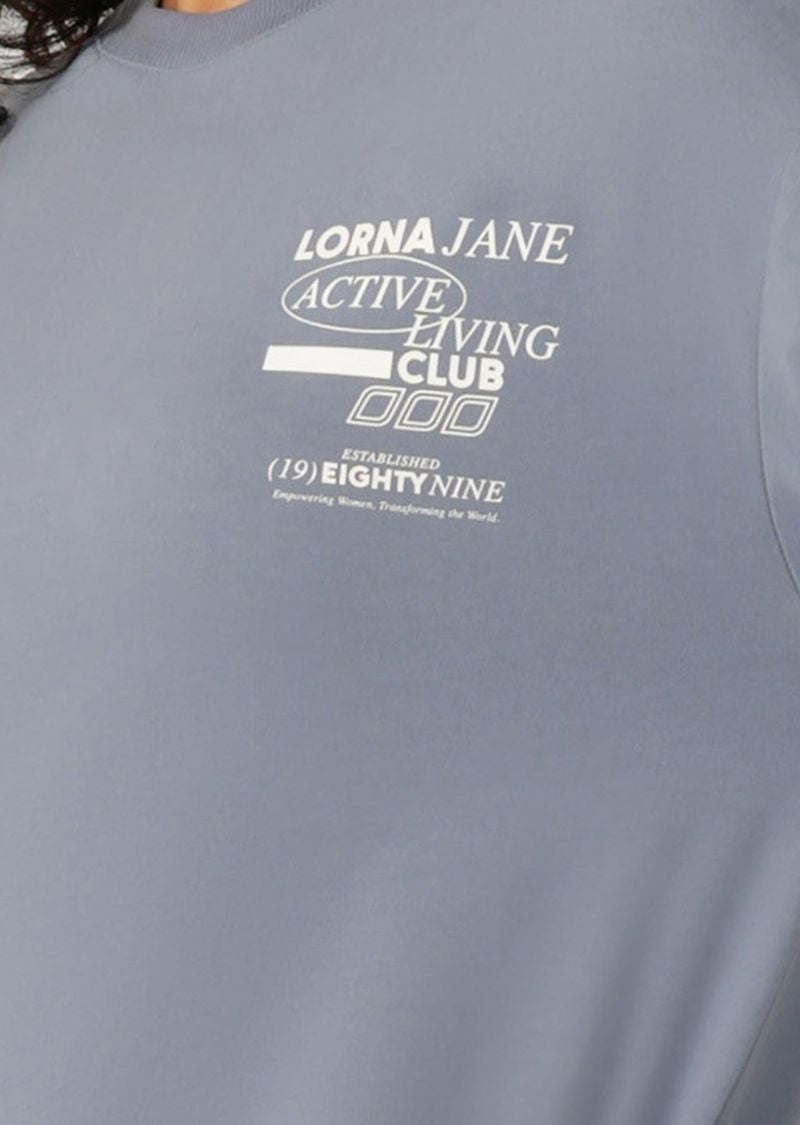 Wear Anywhere Wardrobe Essential
Effortless Relaxed Fit Longline Silhouette
Premium Cosy Cotton Fabric for a Luxurious Hand Feel
Classic Rib Crew Neckline and Cuffs
Limited Edition Front and Back Logo Design