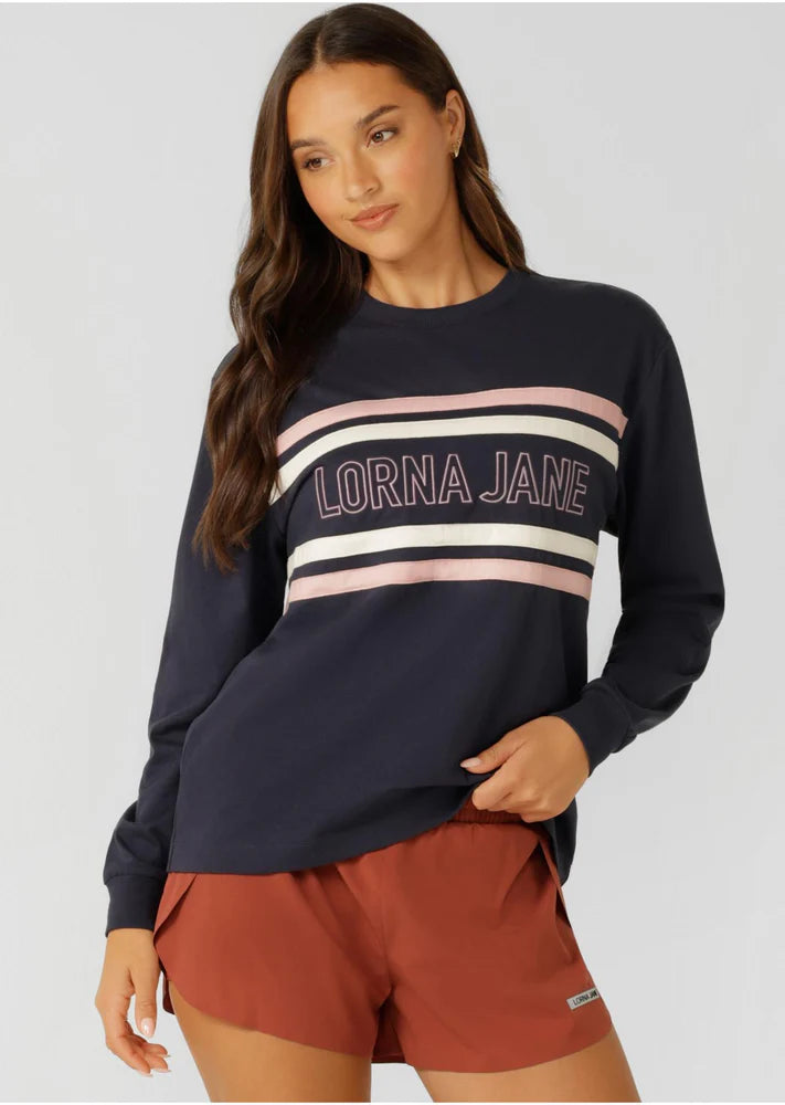 Wear Anywhere Wardrobe Essential
Effortless Relaxed Fit Silhouette
Elevated Embroidered Logo Design
Retro Sport Inspired Contrast Colour Blocked Panels
Classic Rib Crew Neckline and Cuffs