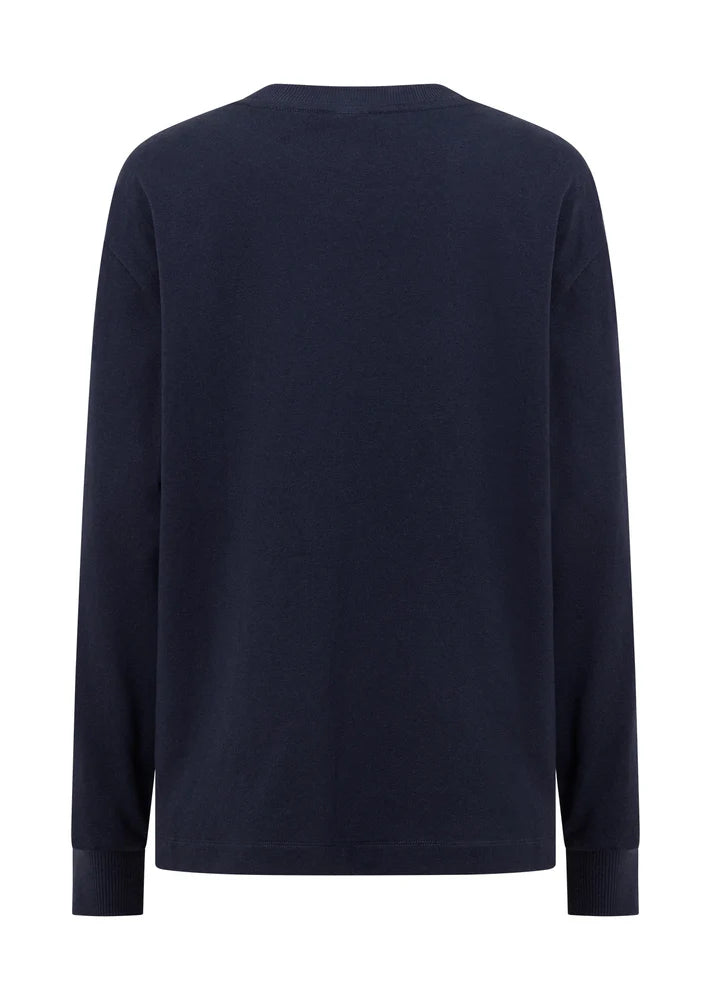 Wear Anywhere Wardrobe Essential
Effortless Relaxed Fit Silhouette
Elevated Embroidered Logo Design
Retro Sport Inspired Contrast Colour Blocked Panels
Classic Rib Crew Neckline and Cuffs