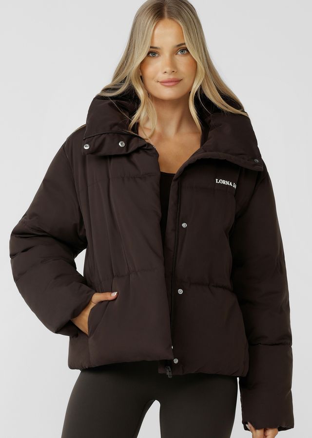 Athletic Fit with High Neckline to Keep You Warm
Cruelty-Free Plant-Based Sorona Filling (Warmer than Standard Poly-Fill)
Concealed Full Zip Closure with Press Stud Placket to Moderate Your Temperature
Fleece Lined Hand Pockets to Stash your Essentials
Concealed Toggles at Waist to Customi