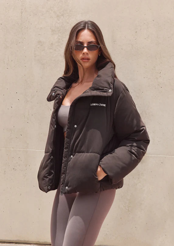 Athletic Fit with High Neckline to Keep You Warm
Cruelty-Free Plant-Based Sorona Filling (Warmer than Standard Poly-Fill)
Concealed Full Zip Closure with Press Stud Placket to Moderate Your Temperature
Fleece Lined Hand Pockets to Stash your Essentials
Concealed Toggles at Waist to Customi