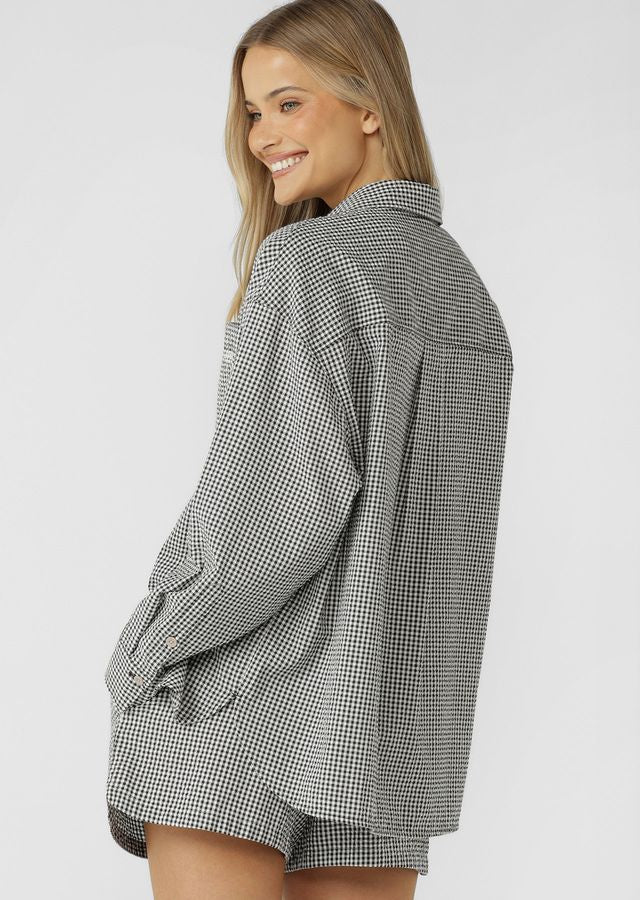 Must-Have Athleisure Styling Piece
Breathable Cotton Blend Seersucker Fabric in a classic Gingham Design
Effortless Long Line Silhouette with Curved Hem Detail
Patch Pocket to Stash your Essentials
Logo Embroidery