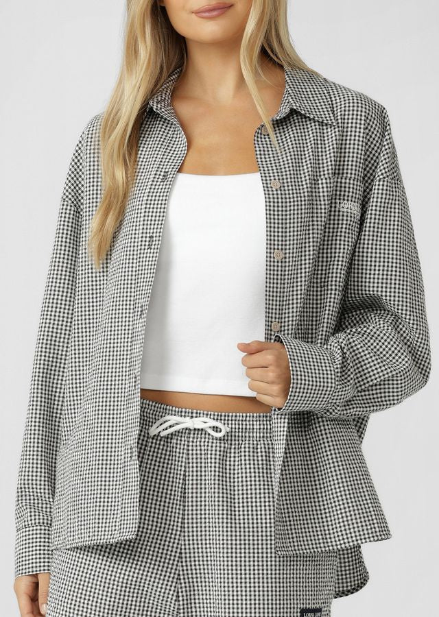 Must-Have Athleisure Styling Piece
Breathable Cotton Blend Seersucker Fabric in a classic Gingham Design
Effortless Long Line Silhouette with Curved Hem Detail
Patch Pocket to Stash your Essentials
Logo Embroidery